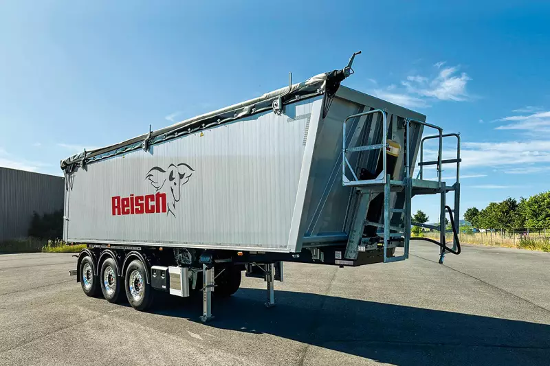 Der AluBox-R-Containerauflieger ist das vielseitigste Modell von Reisch und perfekt für den anspruchsvollen Speditionsbetrieb geeignet. Es stehen neun Typen mit Transportvolumina von 43 bis 57 m³ zur Auswahl, die sich jeweils noch individuell an die jeweiligen Transportaufgaben anpassen lassen. Quelle: Reisch-Fahrzeugbau