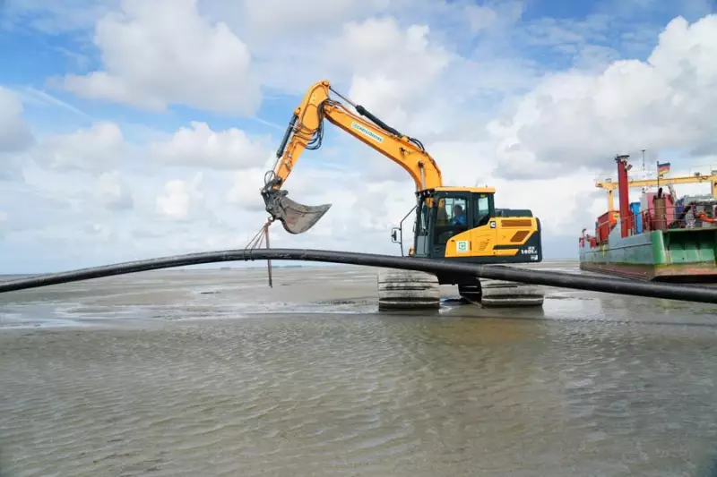 Im Wattenmeer vor Dagebüll setzt Christoffers aus Wiefelstede den Hyundai- Kettenbagger HX140A bei der Herstellung von 6 Horizontalbohrungen bis zu einer Länge von 960 m ein.