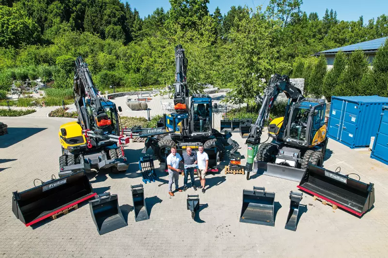 Maschinenübergabe an die Freitag Gruppe. Das Ausrüstungspaket rund um die Mecalac-Bagger hat HDV Bavaria speziell für den Kabel- und Freileitungsbau zusammengestellt. Quelle: Tobias Kiehstaller