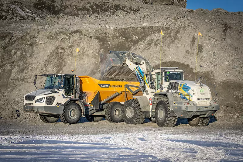 In der Aitik-Mine unterstützen unterschiedliche Liebherr-Erdbewegungsmaschinen bei verschiedensten Bergbau- und Bauarbeiten.