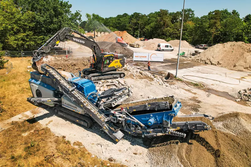 In Erlangen wird der Rückbau zweier Bestandsgebäude auf dem Siemens Technology Campus erstmals ausschließlich mit elektrisch betriebenen Maschinen durchgeführt. Die Arbeiten verlaufen den Beteiligten zufolge emissionsfrei, leise und mit einer Recyclingquote von 96 %. Quelle: Treffpunkt.Bau