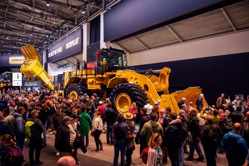 Allein aufgrund seiner Dimension mit einer Transportlänge von 15,5 Metern und einer Höhe von 5,6 Metern war der Cat 992 ein Besuchermagnet.