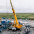 Die Baustelle ‚Am Leuchtturm‘ während des Einbaus des zweiten Casings im Juli 2025. Im Hintergrund das Arbeitsponton im Watt.