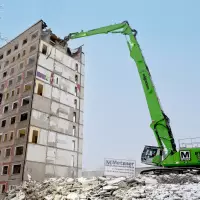 Der SENNEBOGEN 870 E Demolition Longfront Bagger gewährleistete den sicheren und präzisen Rückbau des innerstädtischen Plattenbaus. Der SENNEBOGEN 870 E Demolition Longfront Bagger gewährleistete den sicheren und präzisen Rückbau des innerstädtischen Plattenbaus.