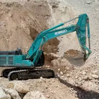 Der Kobelco SK520LC-11E als leistungsstarke Schlüsselmaschine im Steinbruch. Der Kobelco SK520LC-11E als leistungsstarke Schlüsselmaschine im Steinbruch.