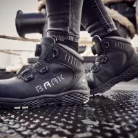 Ob Halbschuhe oder knöchelhohe Modelle: Hersteller Baak hat 2026 sein Sicherheitsschuh-Sortiment für Frauen mit den Modellen „Alea“ und „Alessia“ (hier im Bild) erweitert. Ob Halbschuhe oder knöchelhohe Modelle: Hersteller Baak hat 2026 sein Sicherheitsschuh-Sortiment für Frauen mit den Modellen „Alea“ und „Alessia“ (hier im Bild) erweitert.