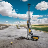 Ressourcenschonendes Single-Column-Mixing-Verfahren: Der anstehende Baugrund wird mit einem Bindemittel vermischt, nach dem Aushärten entstehen Einzelsäulen. Ressourcenschonendes Single-Column-Mixing-Verfahren: Der anstehende Baugrund wird mit einem Bindemittel vermischt, nach dem Aushärten entstehen Einzelsäulen.