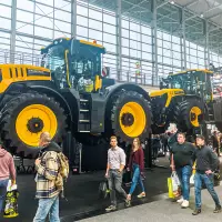 Die Agritechnica steht nicht nur für Landmaschinen. Unzählige Stände für Werkstattausrüstung, Mess- und Prüftechnik gibt es dort zu sehen, wie hier eine mobile Hebebühne. Ergänzt wird die Messe durch die Systems & Components, welche drei Messehallen einnimmt, und der internationalen Zulieferindustrie einen B2B-Marktplatz bietet. Quelle: Treffpunkt.Bau
Die Agritechnica steht nicht nur für Landmaschinen. Unzählige Stände für Werkstattausrüstung, Mess- und Prüftechnik gibt es dort zu sehen, wie hier eine mobile Hebebühne. Ergänzt wird die Messe durch die Systems & Components, welche drei Messehallen einnimmt, und der internationalen Zulieferindustrie einen B2B-Marktplatz bietet. Quelle: Treffpunkt.Bau