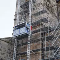 Im Rahmen der fortlaufenden Instandsetzung des Doms saniert die Dombauhütte des Staatlichen Bauamts Bamberg die unteren Geschosse des Nordostturms. Dabei kommt ein Geda 1500 Z/ZP zum Einsatz. Im Rahmen der fortlaufenden Instandsetzung des Doms saniert die Dombauhütte des Staatlichen Bauamts Bamberg die unteren Geschosse des Nordostturms. Dabei kommt ein Geda 1500 Z/ZP zum Einsatz.