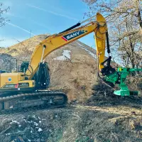 Der SANY 215C bei der Arbeit mit der Fällschere von Westtech. Ganze Bäume bis 60cm Durchmesser schneidet er mühelos in einem Stück.
Der SANY 215C bei der Arbeit mit der Fällschere von Westtech. Ganze Bäume bis 60cm Durchmesser schneidet er mühelos in einem Stück.