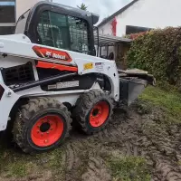 Die beengten Platzverhältnisse im Garten sind kein Problem für den wendigen Kompaktlader, der mühelos auf der Stelle manövriert.
Die beengten Platzverhältnisse im Garten sind kein Problem für den wendigen Kompaktlader, der mühelos auf der Stelle manövriert.