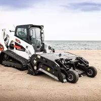 Der neue Kompakt-Raupenlader T650, Made in Europe, erfüllt die Stage-V-Abgasnorm ohne AdBlue und kommt serienmäßig mit Bob-Tach-Schnellwechselsystem für Anbaugeräte und Telematik (Machine IQ).
Der neue Kompakt-Raupenlader T650, Made in Europe, erfüllt die Stage-V-Abgasnorm ohne AdBlue und kommt serienmäßig mit Bob-Tach-Schnellwechselsystem für Anbaugeräte und Telematik (Machine IQ).