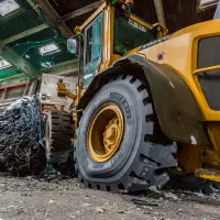 Im Recyclingeinsatz sind Reifen täglich wechselnden Untergründen, hohen Lasten und permanenten Rangierbewegungen ausgesetzt. Bohnenkamp bietet dafür EM-Radialreifen und Vollgummireifen in unterschiedlichen Ausführungen an. Quelle: Bohnenkamp Im Recyclingeinsatz sind Reifen täglich wechselnden Untergründen, hohen Lasten und permanenten Rangierbewegungen ausgesetzt. Bohnenkamp bietet dafür EM-Radialreifen und Vollgummireifen in unterschiedlichen Ausführungen an. Quelle: Bohnenkamp