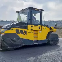 Die Bomag Gummiradwalze BW 18 RH lässt sich bis zu einem Einsatzgewicht von 18 Tonnen flexibel ballastieren. Die Bomag Gummiradwalze BW 18 RH lässt sich bis zu einem Einsatzgewicht von 18 Tonnen flexibel ballastieren.