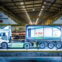 Ein neu entwickeltes Chemiechassis für Elektro-Zugmaschinen bildete das technische Highlight der Innovation Days 2026. Die Konstruktion berücksichtigt die geringere zulässige Sattellast von E-Lkw und setzt auf eine optimierte Achsposition mit leicht größerem Radstand, um die Lastverteilung auszugleichen. Zu den ersten Anwendern zählt der Tankcontainer-Dienstleister Köppen aus Duisburg. Quelle: Fliegl
Ein neu entwickeltes Chemiechassis für Elektro-Zugmaschinen bildete das technische Highlight der Innovation Days 2026. Die Konstruktion berücksichtigt die geringere zulässige Sattellast von E-Lkw und setzt auf eine optimierte Achsposition mit leicht größerem Radstand, um die Lastverteilung auszugleichen. Zu den ersten Anwendern zählt der Tankcontainer-Dienstleister Köppen aus Duisburg. Quelle: Fliegl