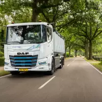DAF Trucks Deutschland GmbH präsentiert auf der IFAT in München seine innovativen und vielseitigen Lkw-Lösungen für kommunale und Recycling-Einsätze, um seine Rolle als starker Partner für nachhaltige Mobilität zu unterstreichen. DAF Trucks Deutschland GmbH präsentiert auf der IFAT in München seine innovativen und vielseitigen Lkw-Lösungen für kommunale und Recycling-Einsätze, um seine Rolle als starker Partner für nachhaltige Mobilität zu unterstreichen.