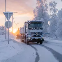 Der batterieelektrische Mercedes-Benz eArocs 400 hat intensive Wintertests am finnischen Polarkreis bei Temperaturen bis minus 20 Grad erfolgreich absolviert und dabei seine Einsatzfähigkeit im urbanen Bauverkehr unter Beweis gestellt. Der batterieelektrische Mercedes-Benz eArocs 400 hat intensive Wintertests am finnischen Polarkreis bei Temperaturen bis minus 20 Grad erfolgreich absolviert und dabei seine Einsatzfähigkeit im urbanen Bauverkehr unter Beweis gestellt.