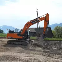 Prächtige Kulisse: Der autonom arbeitende DEVELON-Real-XKettenbagger DX225LC beim Praxiseinsatz im ehemaligen Steinbruch der KIBAG im schweizerischen Tuggen. Prächtige Kulisse: Der autonom arbeitende DEVELON-Real-XKettenbagger DX225LC beim Praxiseinsatz im ehemaligen Steinbruch der KIBAG im schweizerischen Tuggen.