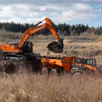 Eingespieltes Doppel: Der DX400HD aus der neuen 9er-Serie beim Beladen des knickgelenkten Dumpers DA30. Beide Maschinen beweisen sich auf dem Demo-Gelände der steinexpo.
Eingespieltes Doppel: Der DX400HD aus der neuen 9er-Serie beim Beladen des knickgelenkten Dumpers DA30. Beide Maschinen beweisen sich auf dem Demo-Gelände der steinexpo.