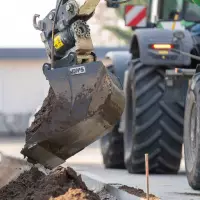 Der Rotatorlöffel von DMS hat sich bei Gaa Garten- und Landschaftsbau als unverzichtbares Anbaugerät etabliert, da er auf engen Baustellen präziseres und flexibleres Arbeiten ermöglicht, ohne den Bagger ständig neu positionieren zu müssen. Besonders die Kombination aus Dreh- und Neigefunktion spart Zeit, verbessert die Übersicht und erleichtert den Einsatz auf kompakten Baustellen erheblich. Der Rotatorlöffel von DMS hat sich bei Gaa Garten- und Landschaftsbau als unverzichtbares Anbaugerät etabliert, da er auf engen Baustellen präziseres und flexibleres Arbeiten ermöglicht, ohne den Bagger ständig neu positionieren zu müssen. Besonders die Kombination aus Dreh- und Neigefunktion spart Zeit, verbessert die Übersicht und erleichtert den Einsatz auf kompakten Baustellen erheblich.