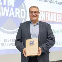 ETM Award – Best of New Transportation 2026 in der Kategorie „Sicherheit“: Martin Mayer, Produktsegmentleiter für ADAS-Systeme in der ZF-Division für Nutzfahrzeuglösungen nimmt die Auszeichnung am 11. Juni 2026 am Abend der Preisverleihung in Stuttgart entgegen.
ETM Award – Best of New Transportation 2026 in der Kategorie „Sicherheit“: Martin Mayer, Produktsegmentleiter für ADAS-Systeme in der ZF-Division für Nutzfahrzeuglösungen nimmt die Auszeichnung am 11. Juni 2026 am Abend der Preisverleihung in Stuttgart entgegen.