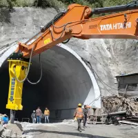 Beim Shimla Bypass Projekt in Indien kommt Epiroc Technik in geologisch anspruchsvollem Himalaya-Gelände zum Einsatz. Das rund 27,4 Kilometer lange Infrastrukturprojekt soll den Durchgangsverkehr aus Shimla herausführen, Staus reduzieren und die regionale Mobilität verbessern. In sensiblen Tunnelabschnitten stießen konventionelle Sprengverfahren an Grenzen, unter anderem wegen der Nähe zu bewohnten Bereichen sowie strenger Sicherheits- und Genehmigungsanforderungen. Epiroc empfahl nach einer technischen Analyse den Hydraulikhammer HB 3600 DP, um den Vortrieb auch bei eingeschränkten oder ausgesetzten Sprengarbeiten fortzuführen.
Beim Shimla Bypass Projekt in Indien kommt Epiroc Technik in geologisch anspruchsvollem Himalaya-Gelände zum Einsatz. Das rund 27,4 Kilometer lange Infrastrukturprojekt soll den Durchgangsverkehr aus Shimla herausführen, Staus reduzieren und die regionale Mobilität verbessern. In sensiblen Tunnelabschnitten stießen konventionelle Sprengverfahren an Grenzen, unter anderem wegen der Nähe zu bewohnten Bereichen sowie strenger Sicherheits- und Genehmigungsanforderungen. Epiroc empfahl nach einer technischen Analyse den Hydraulikhammer HB 3600 DP, um den Vortrieb auch bei eingeschränkten oder ausgesetzten Sprengarbeiten fortzuführen.