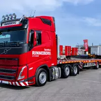 Das Unternehmen ES-GE hat der Spedition Rinneberg einen komplett abgestimmten Sattelzug aus dem eigenen Fahrzeugbestand übergeben. Das Gespann aus Volvo FH 510 6x2T VLA und MAX Trailer MAX210 Telesattel Megatrailer war kurzfristig verfügbar und kann ohne zusätzlichen Integrationsaufwand eingesetzt werden. Damit setzen beide Unternehmen ihre langjährige Zusammenarbeit fort, die sowohl das Mietgeschäft als auch den Fahrzeugkauf umfasst. Das Unternehmen ES-GE hat der Spedition Rinneberg einen komplett abgestimmten Sattelzug aus dem eigenen Fahrzeugbestand übergeben. Das Gespann aus Volvo FH 510 6x2T VLA und MAX Trailer MAX210 Telesattel Megatrailer war kurzfristig verfügbar und kann ohne zusätzlichen Integrationsaufwand eingesetzt werden. Damit setzen beide Unternehmen ihre langjährige Zusammenarbeit fort, die sowohl das Mietgeschäft als auch den Fahrzeugkauf umfasst.