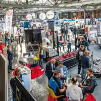 Gelegenheit für produktive Gespräche am Stand gab es bei der Fachtagung Abbruch 2026 reichlich. Neue Ideen, spannende Kontakte und innovative Lösungen wurden in der ausverkauften Fachausstellung mit insgesamt 125 Ausstellern ausgetauscht. Quelle: Jule Halsinger Gelegenheit für produktive Gespräche am Stand gab es bei der Fachtagung Abbruch 2026 reichlich. Neue Ideen, spannende Kontakte und innovative Lösungen wurden in der ausverkauften Fachausstellung mit insgesamt 125 Ausstellern ausgetauscht. Quelle: Jule Halsinger