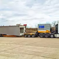ZSB transportierte mit einer modular zusammengestellten CombiMAX-Kombination von Faymonville ein Brückenteil für die Hafenbrücke in Nürnberg und nutzte dabei die flexible Konfiguration des Baukastens für diesen anspruchsvollen Schwertransport. ZSB transportierte mit einer modular zusammengestellten CombiMAX-Kombination von Faymonville ein Brückenteil für die Hafenbrücke in Nürnberg und nutzte dabei die flexible Konfiguration des Baukastens für diesen anspruchsvollen Schwertransport.