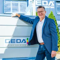 Tradition trägt, Innovation treibt – aber der Mensch entscheidet. Johann Sailer, geschäftsführender Gesellschafter von Geda, bringt seine Sicht im Treffpunkt.Bau-Interview auf den Punkt:. Tradition trägt, Innovation treibt – aber der Mensch entscheidet. Johann Sailer, geschäftsführender Gesellschafter von Geda, bringt seine Sicht im Treffpunkt.Bau-Interview auf den Punkt:.