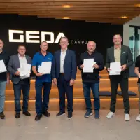 V. l. n. r.: Stefan Munk (25 Jahre), Dominik Feldner (25 Jahre), Ralf Gottwald (40 Jahre), Johann Sailer, Dietmar Mayer (40
Jahre), Stefan Schweitzer(25 Jahre), Thomas Hillenbrand (25 Jahre)
V. l. n. r.: Stefan Munk (25 Jahre), Dominik Feldner (25 Jahre), Ralf Gottwald (40 Jahre), Johann Sailer, Dietmar Mayer (40
Jahre), Stefan Schweitzer(25 Jahre), Thomas Hillenbrand (25 Jahre)