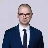 BAUINDUSTRIE-Hauptgeschäftsführer Tim-Oliver Müller begrüßt die verteidigungspolitischen Akzente im Bundeshaushalt 2027, fordert jedoch deutlich steigende und preisbereinigte Investitionen in Verkehrsinfrastruktur und Wohnungsbau. BAUINDUSTRIE-Hauptgeschäftsführer Tim-Oliver Müller begrüßt die verteidigungspolitischen Akzente im Bundeshaushalt 2027, fordert jedoch deutlich steigende und preisbereinigte Investitionen in Verkehrsinfrastruktur und Wohnungsbau.
