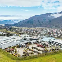 Der Stammsitz der Hoch-Gruppe im baden-württembergischen Steinach. Dort beheimatet sind Hoch Baumaschinen mit Verkauf, Vermietung und Service sowie Hoch Hydraulik. Seit 2018 zählt auch Kohrmann Baumaschinen mit 14 Niederlassungen zur Unternehmensgruppe. Quelle: Bernd Mair Der Stammsitz der Hoch-Gruppe im baden-württembergischen Steinach. Dort beheimatet sind Hoch Baumaschinen mit Verkauf, Vermietung und Service sowie Hoch Hydraulik. Seit 2018 zählt auch Kohrmann Baumaschinen mit 14 Niederlassungen zur Unternehmensgruppe. Quelle: Bernd Mair