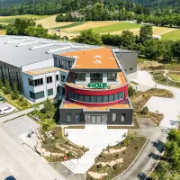Doppelter Grund zum Feiern bei Holp: Im Juni 2026 feierte das Unternehmen sein 25-jähriges Bestehen und weihte gleichzeitig ein neues, rund 5.000 m² großes Betriebsgebäude ein. Foto: Holp Doppelter Grund zum Feiern bei Holp: Im Juni 2026 feierte das Unternehmen sein 25-jähriges Bestehen und weihte gleichzeitig ein neues, rund 5.000 m² großes Betriebsgebäude ein. Foto: Holp