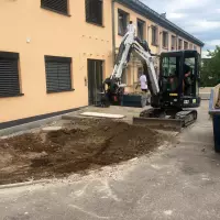 Dank RotoTop ist das Arbeiten bis ganz dicht an Wände und Gebäude heran kein Problem, sodass Handarbeit wegfällt. Dank RotoTop ist das Arbeiten bis ganz dicht an Wände und Gebäude heran kein Problem, sodass Handarbeit wegfällt.