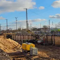 Temporäre Litzenanker stabilisieren die Baugrube auf dem Fürther Hornschuchcampus trotz sandigem Baugrund und Bahnverkehr. Temporäre Litzenanker stabilisieren die Baugrube auf dem Fürther Hornschuchcampus trotz sandigem Baugrund und Bahnverkehr.