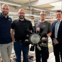 Die Horton Europe-Mitarbeiter, die maßgebend am Serienstart der LCX100-Lüfterkupplung beteiligt waren, präsentieren eine der ersten seriell produzierten LCX100-Kupplungen, hier mit einem MS9 Lüfter von Horton. Auf dem Bild von links nach rechts: Dominik Derleder (Teamleiter Application Engineering), Markus Ploss (Produktionsleiter), Dieter Tilsner (Bereichskoordinator Montage), Jordan DeBruhl (Vertriebsleiter Off-Highway Europe).
Die Horton Europe-Mitarbeiter, die maßgebend am Serienstart der LCX100-Lüfterkupplung beteiligt waren, präsentieren eine der ersten seriell produzierten LCX100-Kupplungen, hier mit einem MS9 Lüfter von Horton. Auf dem Bild von links nach rechts: Dominik Derleder (Teamleiter Application Engineering), Markus Ploss (Produktionsleiter), Dieter Tilsner (Bereichskoordinator Montage), Jordan DeBruhl (Vertriebsleiter Off-Highway Europe).