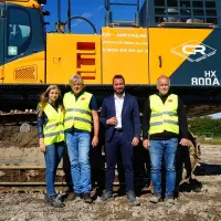 Gute Zusammenarbeit (v.l.n.r.): Isabelle Manns, Gerd Manns; Lukas Giancane
(CR-Rental) und Bauleiter Rainer Fränkel (Manns). Gute Zusammenarbeit (v.l.n.r.): Isabelle Manns, Gerd Manns; Lukas Giancane
(CR-Rental) und Bauleiter Rainer Fränkel (Manns).