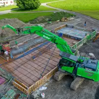 Der neue Hyundai-Kettenbagger HX300A der Keller Bauunternehmung bei Betonierarbeiten mit einem 1.200 l fassenden Betonkübel. Mit Verstellausleger und Zusatzstiel erreicht der 30-t-Bagger eine Ausladung von 13.078 mm mit einer Resttraglast von 3.000 kg. Quelle: Hyundai/Bamag Der neue Hyundai-Kettenbagger HX300A der Keller Bauunternehmung bei Betonierarbeiten mit einem 1.200 l fassenden Betonkübel. Mit Verstellausleger und Zusatzstiel erreicht der 30-t-Bagger eine Ausladung von 13.078 mm mit einer Resttraglast von 3.000 kg. Quelle: Hyundai/Bamag