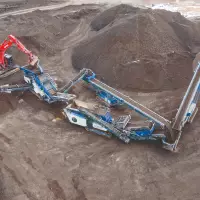 Der Kleemann Anlagenzug besteht hier aus der Grobstücksiebanlage MOBISCREEN MSS 502 EVO, dem Prallbrecher MOBIREX MR 100 NEO und zwei MOBIBELT Haldenbändern.
Der Kleemann Anlagenzug besteht hier aus der Grobstücksiebanlage MOBISCREEN MSS 502 EVO, dem Prallbrecher MOBIREX MR 100 NEO und zwei MOBIBELT Haldenbändern.