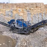 Die Grobstücksiebanlage MOBISCREEN MSS 808 EVO ist konzipiert für wechselnde Herausforderungen in unterschiedlichen Einsatzgebieten. Die Grobstücksiebanlage MOBISCREEN MSS 808 EVO ist konzipiert für wechselnde Herausforderungen in unterschiedlichen Einsatzgebieten.