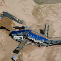 Die mobile Grobstücksiebanlage Mobiscreen MSS 802 Evo kommt vor allem bei der Aufbereitung von Mutterboden und Kies zum Einsatz. Die mobile Grobstücksiebanlage Mobiscreen MSS 802 Evo kommt vor allem bei der Aufbereitung von Mutterboden und Kies zum Einsatz.