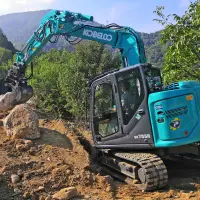 Mit dem SK75SR-7 Side Drain präsentiert Kobelco auf der GaLaBau einen Offset-Bagger, der bei besonderen Aufgaben Vorteile bietet. Mit dem SK75SR-7 Side Drain präsentiert Kobelco auf der GaLaBau einen Offset-Bagger, der bei besonderen Aufgaben Vorteile bietet.