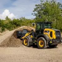 Der Radlader WA170M-11 im Einsatz. Der Radlader WA170M-11 im Einsatz.