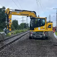 Für die Erd- und Gleisbauarbeiten kamen ein Zweiwegebagger A 922 Rail sowie eine Planierraupe PR 716 zum Einsatz. Für die Erd- und Gleisbauarbeiten kamen ein Zweiwegebagger A 922 Rail sowie eine Planierraupe PR 716 zum Einsatz.