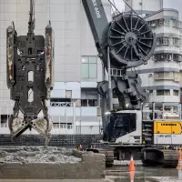 Das Trägergerät LBX 600 von Liebherr wurde speziell für Anwendungen mit Schlitzwandgreifer entwickelt. Das Trägergerät LBX 600 von Liebherr wurde speziell für Anwendungen mit Schlitzwandgreifer entwickelt.
