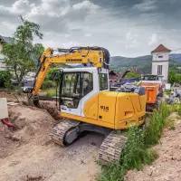 Die neuen R 915 Compact G8, R 917 Compact G8 und R 920 Compact G8 sind für den Einsatz unter schwierigen Umgebungsbedingungen gebaut, vor allem im städtischen Bereich und auf Baustellen, wo wenig Platz vorherrscht.
Die neuen R 915 Compact G8, R 917 Compact G8 und R 920 Compact G8 sind für den Einsatz unter schwierigen Umgebungsbedingungen gebaut, vor allem im städtischen Bereich und auf Baustellen, wo wenig Platz vorherrscht.