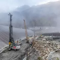 Auf der alpinen Baustelle arbeiten das Bohrgerät LB 45 und der Seilbagger HS 8070 HD von Liebherr im Teamwork. Auf der alpinen Baustelle arbeiten das Bohrgerät LB 45 und der Seilbagger HS 8070 HD von Liebherr im Teamwork.