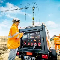 Der mobile, batteriebasierte Energiespeicher LPO 100 sorgt für einen schnellen und einfachen Stromzugang mit 32/63/125 A und einer Peak-Leistung von 110 kVA. Liebherr gibt an, dass sich die Betriebskosten gegenüber einem Dieselgenerator um bis zu 80 % reduzieren lassen – je nach Einsatzprofil. Quelle: Liebherr Der mobile, batteriebasierte Energiespeicher LPO 100 sorgt für einen schnellen und einfachen Stromzugang mit 32/63/125 A und einer Peak-Leistung von 110 kVA. Liebherr gibt an, dass sich die Betriebskosten gegenüber einem Dieselgenerator um bis zu 80 % reduzieren lassen – je nach Einsatzprofil. Quelle: Liebherr