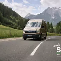 Der MAN TGE Next Level ist als „Sustainable Van of the Year 2026“ ausgezeichnet worden, weil das Modelljahr 2025 mit neuer Elektronikarchitektur, modernisiertem Fahrerarbeitsplatz und erweiterten Assistenzsystemen vor allem bei Sicherheit, Ergonomie und Alltagstauglichkeit spürbar zugelegt hat. Der MAN TGE Next Level ist als „Sustainable Van of the Year 2026“ ausgezeichnet worden, weil das Modelljahr 2025 mit neuer Elektronikarchitektur, modernisiertem Fahrerarbeitsplatz und erweiterten Assistenzsystemen vor allem bei Sicherheit, Ergonomie und Alltagstauglichkeit spürbar zugelegt hat.